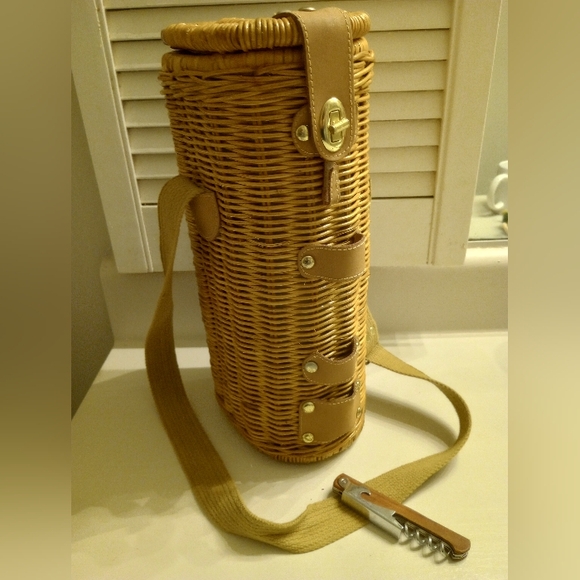 Wicker Wine Barrel Basket with shoulder strap and bottle opener - Picture 1 of 5